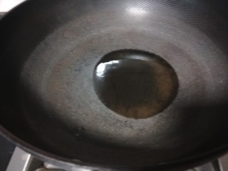 蒜蓉炒菜心,锅中放入适量油烧热。