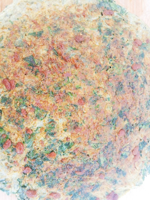 蔬菜鸡蛋饼,均匀的涂抹在做好的蔬菜鸡蛋饼上。