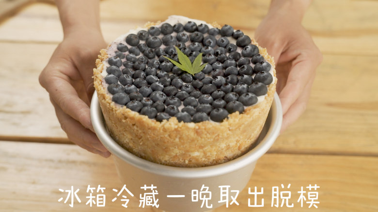 免烤|人人可以做的蓝莓冰蛋糕,取出冷藏好的蓝莓花纹慕斯，切块即可享用。