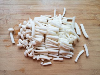 海鲜菇豆腐汤,海鲜菇切去根部洗干净，切成段。