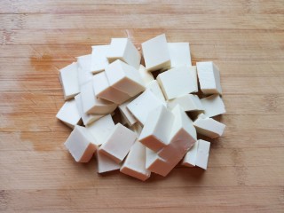 海鲜菇豆腐汤,嫩豆腐冲洗一下切成小块。
