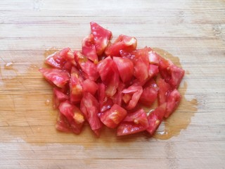 海鲜菇豆腐汤,西红柿洗干净去皮切成小块。