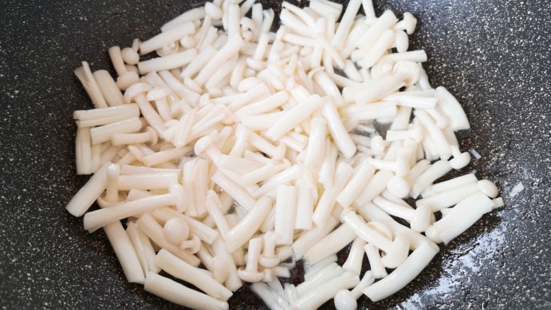 海鲜菇豆腐汤,炒锅内倒适量的食用油烧热，下入海鲜菇翻炒至变软。