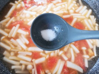 海鲜菇豆腐汤,放盐调味。