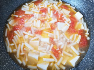 海鲜菇豆腐汤,烧开以后转小火煮5分钟左右。