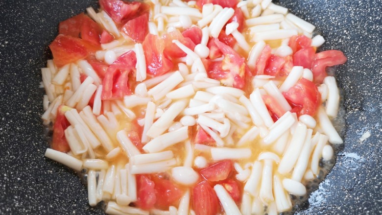 海鲜菇豆腐汤,下入西红柿翻炒至出汁。
