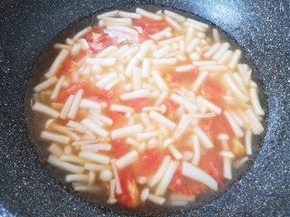 海鲜菇豆腐汤,加入纯净水烧开。