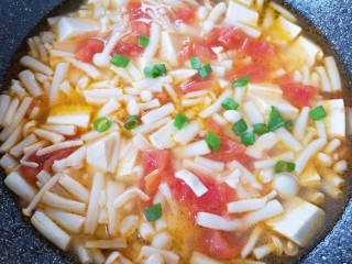 海鲜菇豆腐汤,撒上葱花即可出锅。