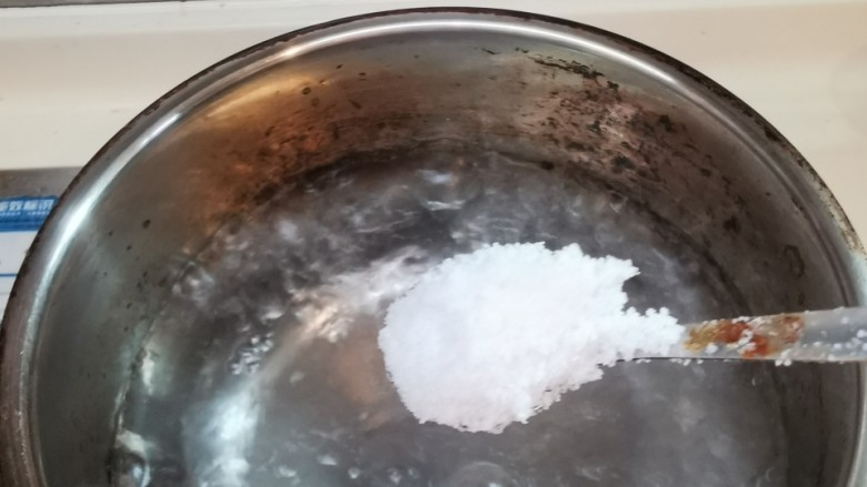 老干妈拌土豆丝,烧开水，放一勺盐。
