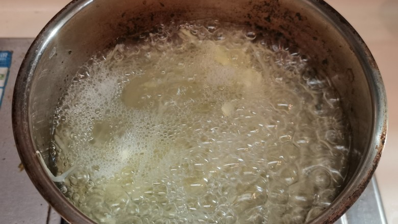 老干妈拌土豆丝,水再次烧开，土豆丝就可以捞起。