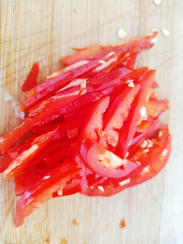 清炒蒲瓜丝,一块红椒切成细丝。