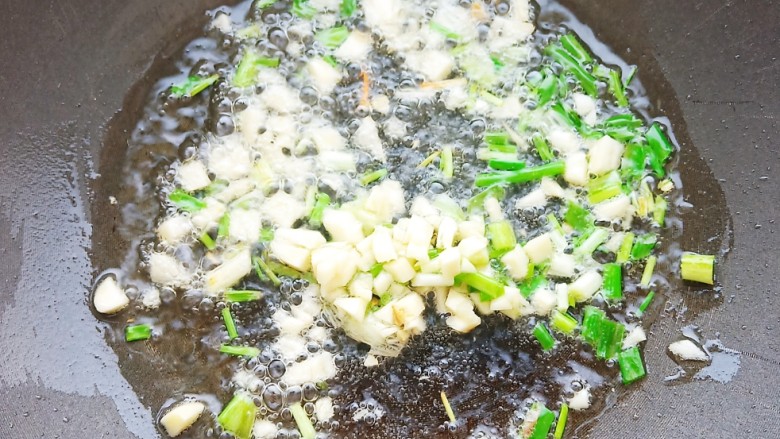 清炒蒲瓜丝,锅中放少许橄榄油，爆香葱蒜沫。
