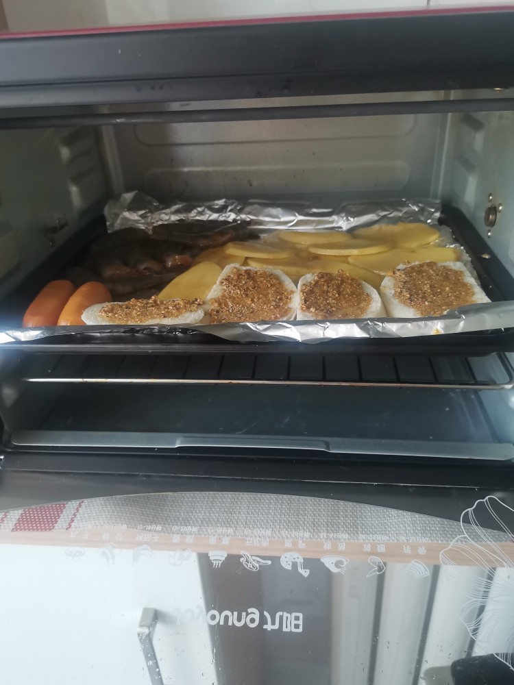 烤箱小烧烤,烤箱180度预热5分，放入烤盘烤20分