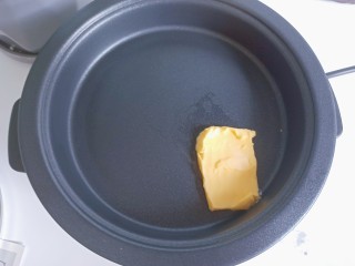 一口一个芝士香肠土司卷,锅内加入一块黄油
