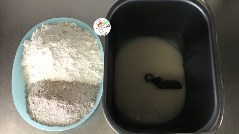 杂粮包子,称好面粉和黑全麦粉，然后将酵母水和余下的200克清水倒入面包桶