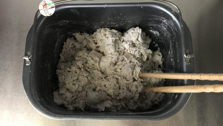 杂粮包子,将面粉也倒入面包桶，用筷子搅拌成絮絮状