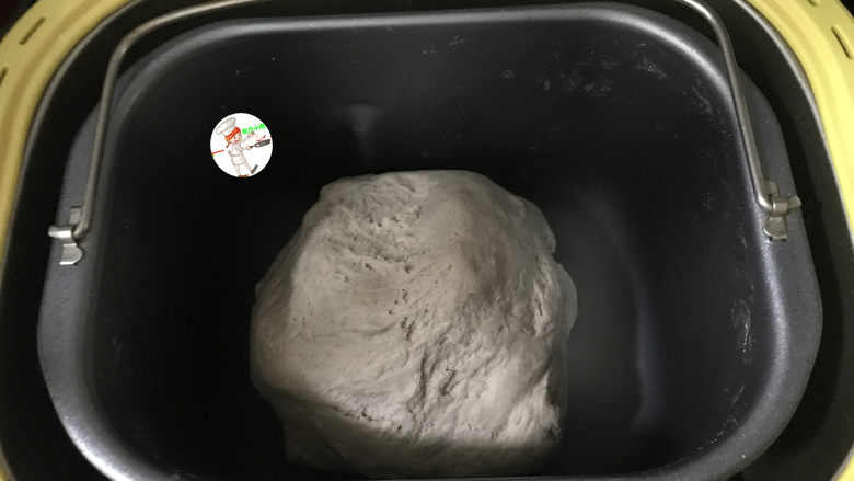 杂粮包子,把桶放入面包机，揉成一个光滑面团，然后合上盖子进行室温发酵