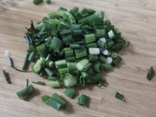 海鲜菇豆腐汤,下从切碎备用