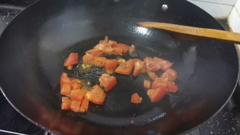 海鲜菇豆腐汤,起锅烧油，放入西红柿翻炒出沙