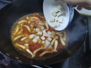 海鲜菇豆腐汤,倒入嫩豆腐