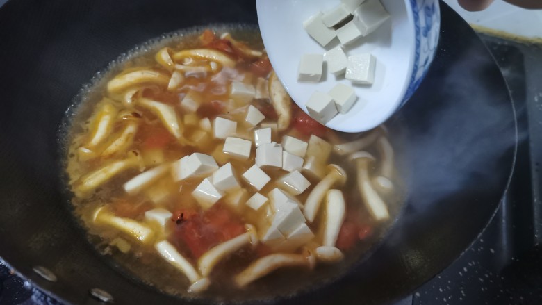 海鲜菇豆腐汤,倒入嫩豆腐