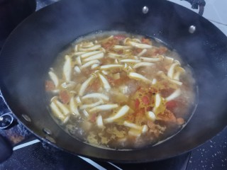 海鲜菇豆腐汤,煮至沸锅后，小火焖煮3分钟