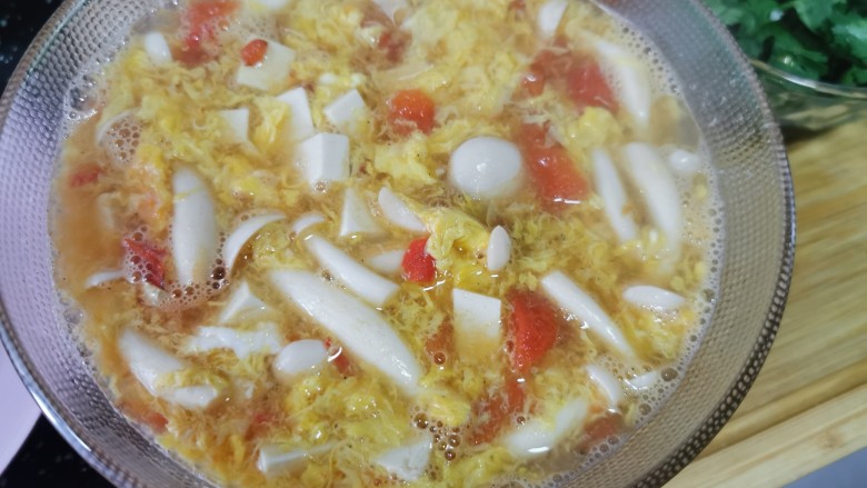 海鲜菇豆腐汤,盛入碗里