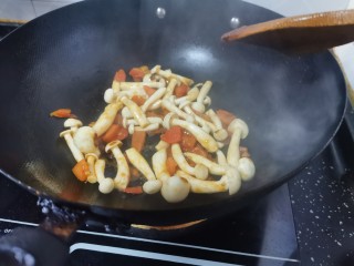 海鲜菇豆腐汤,翻炒均匀
