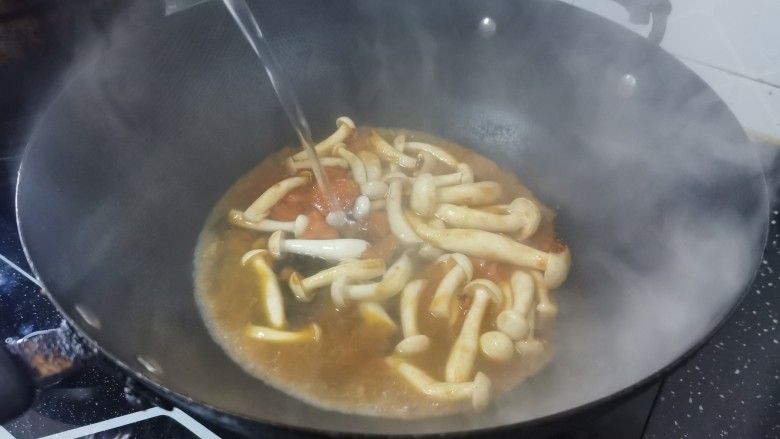 海鲜菇豆腐汤,加入开水