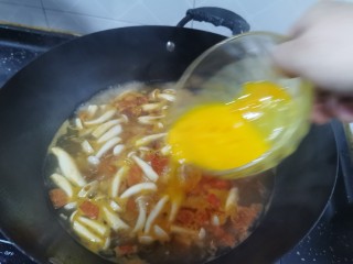海鲜菇豆腐汤,最后倒入鸡蛋液，关火