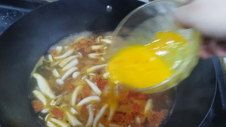 海鲜菇豆腐汤,最后倒入鸡蛋液，关火