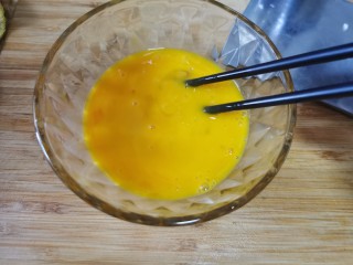 海鲜菇豆腐汤,鸡蛋打散备用