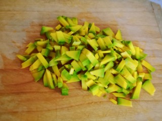 绿豆南瓜粥,南瓜切小块。