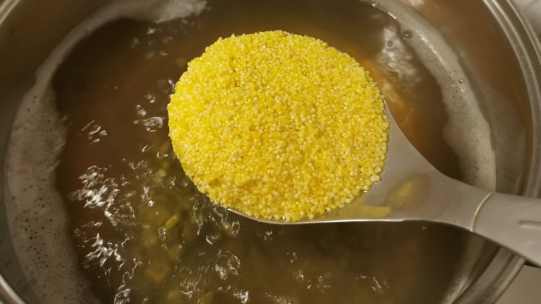 绿豆南瓜粥,放入小米和玉米碴继续熬煮。