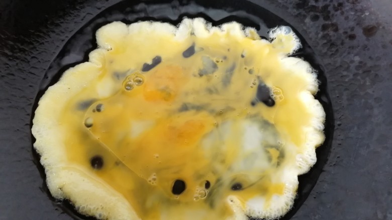 口蘑炒蛋,锅内放油烧热倒入蛋液