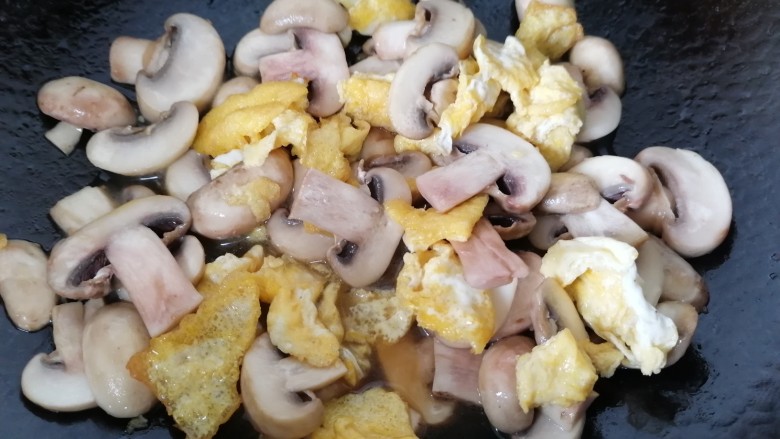 口蘑炒蛋,最后放入鸡蛋翻炒均匀即可出锅