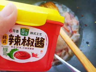 韩式辣炒年糕,加入一大勺韩式辣椒酱。