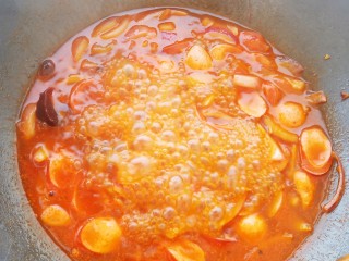 韩式辣炒年糕,搅拌均匀，大火烧开。