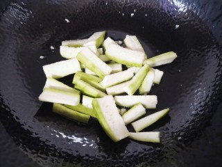 海鲜菇豆腐汤,放入丝瓜炒匀