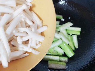 海鲜菇豆腐汤,放入海鲜菇炒软