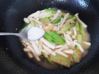 海鲜菇豆腐汤,加入白糖翻炒片刻