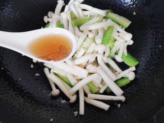 海鲜菇豆腐汤,加入料酒