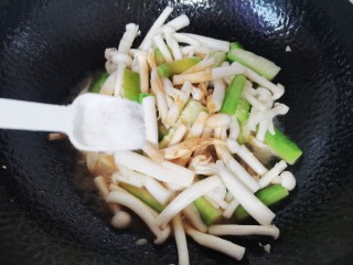 海鲜菇豆腐汤,加入盐