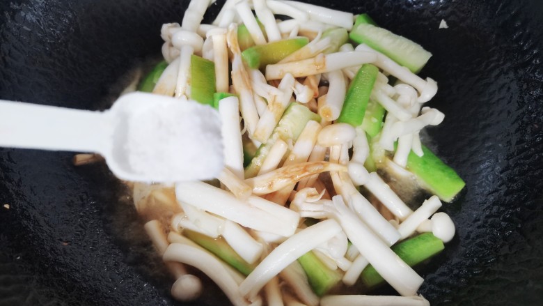 海鲜菇豆腐汤,加入盐
