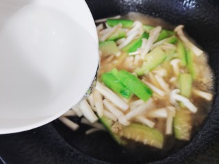 海鲜菇豆腐汤,倒入一小碗清水