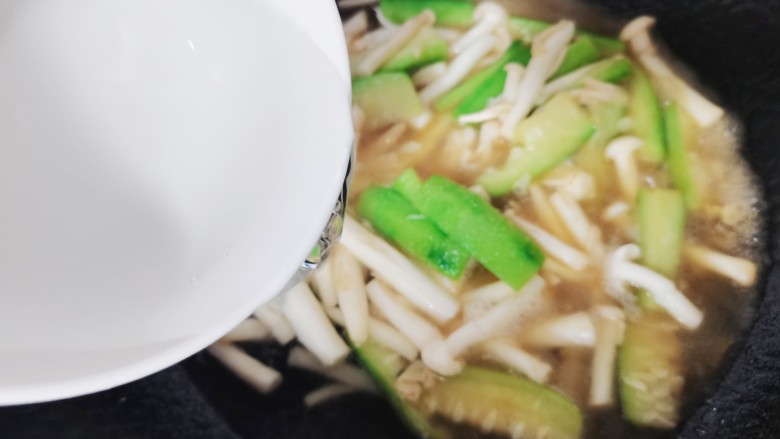 海鲜菇豆腐汤,倒入一小碗清水