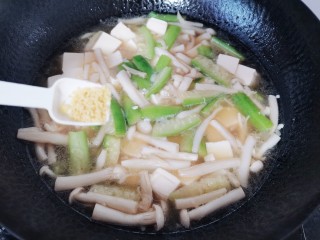 海鲜菇豆腐汤,烧好加入鸡精提鲜