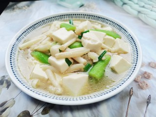 海鲜菇豆腐汤,海鲜菇豆腐汤成品图