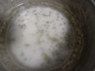 绿豆南瓜粥,起锅烧水，水中倒入大米，绿豆