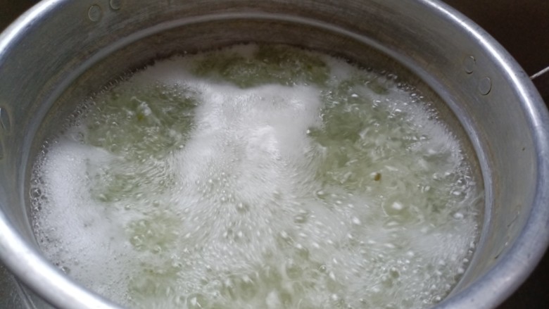 绿豆南瓜粥,用瓢陶出白泡沫
